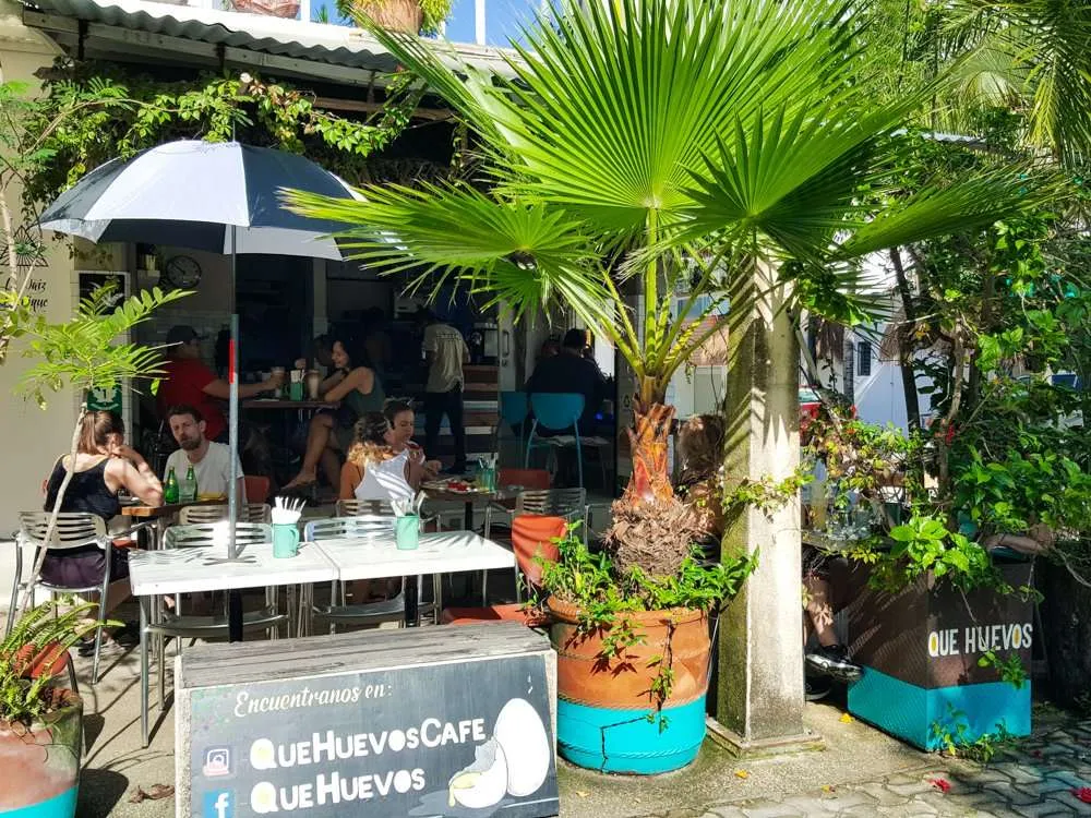 People dining at Que Huevos Breakfast Restaurant Playa del Carmen