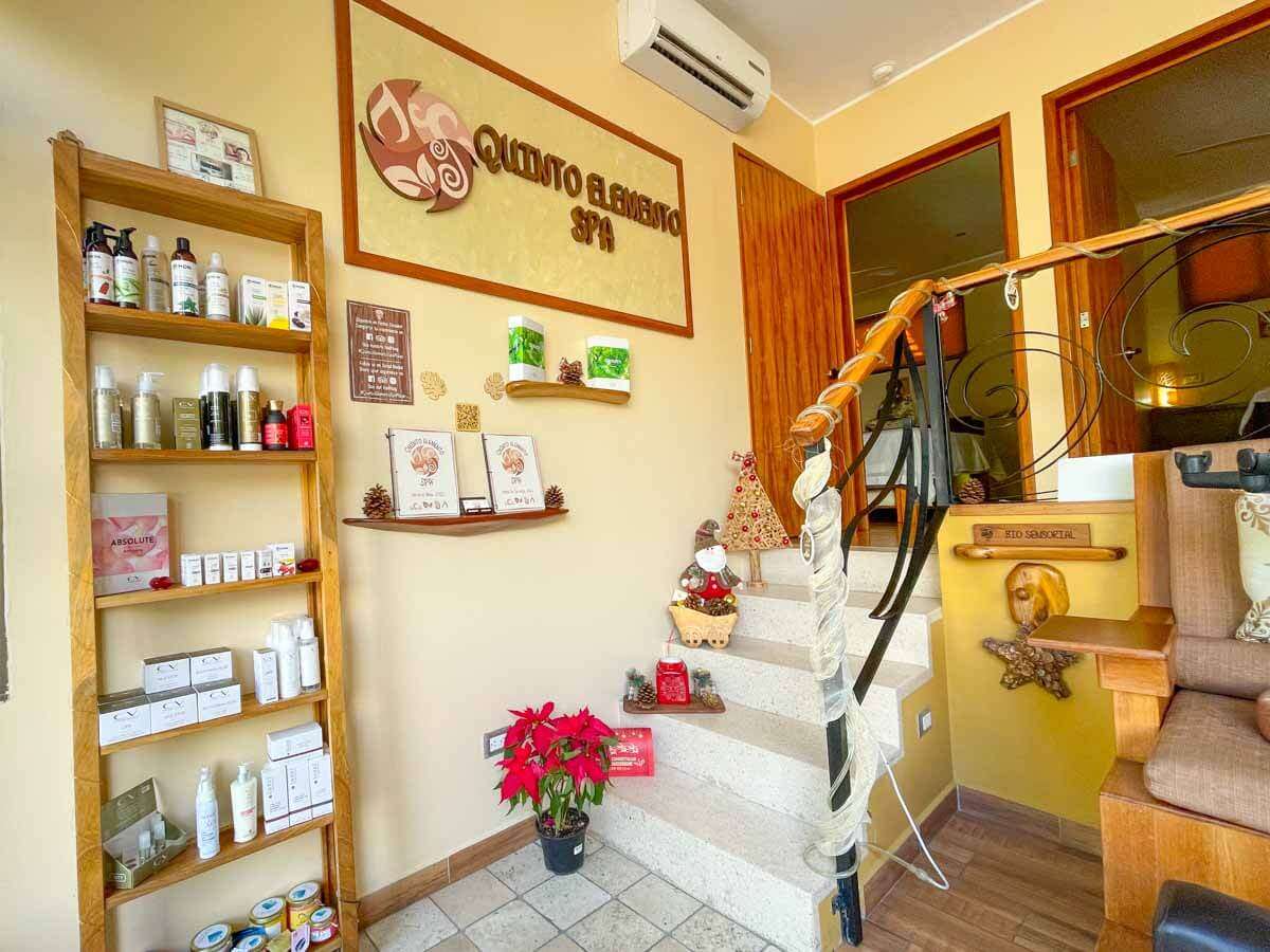The lobby of Quinto Elemento Spa with spa products on shelves