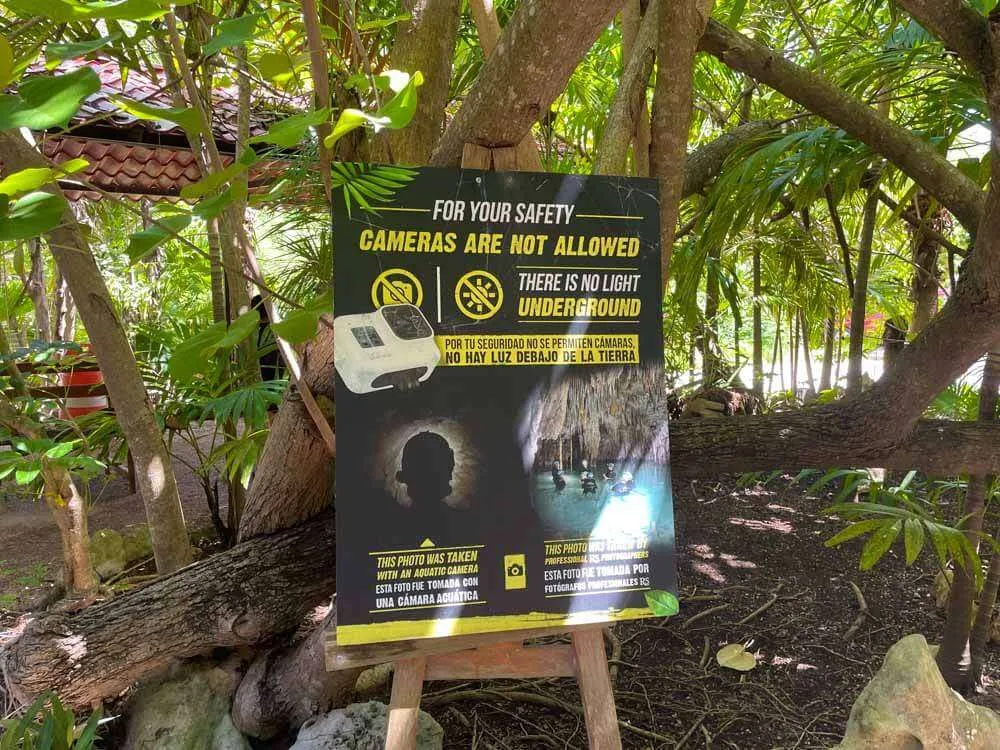 Rio Secreto Cameras Sign
