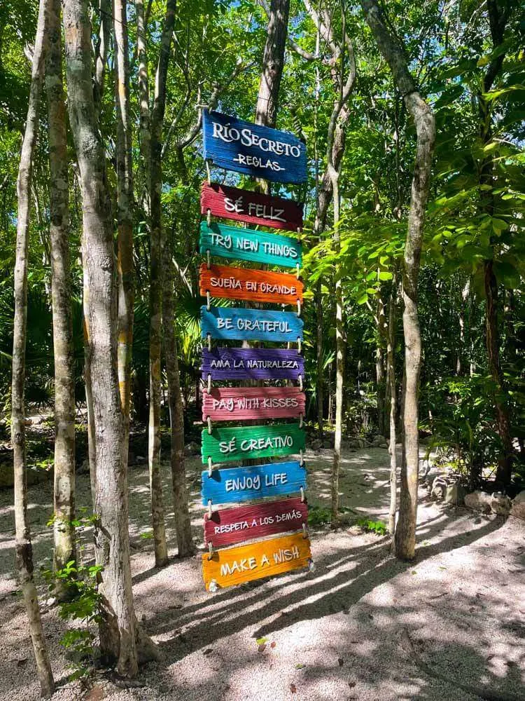 Rio Secreto Rules Sign