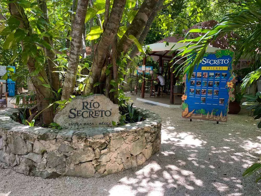Rio Secreto Sign