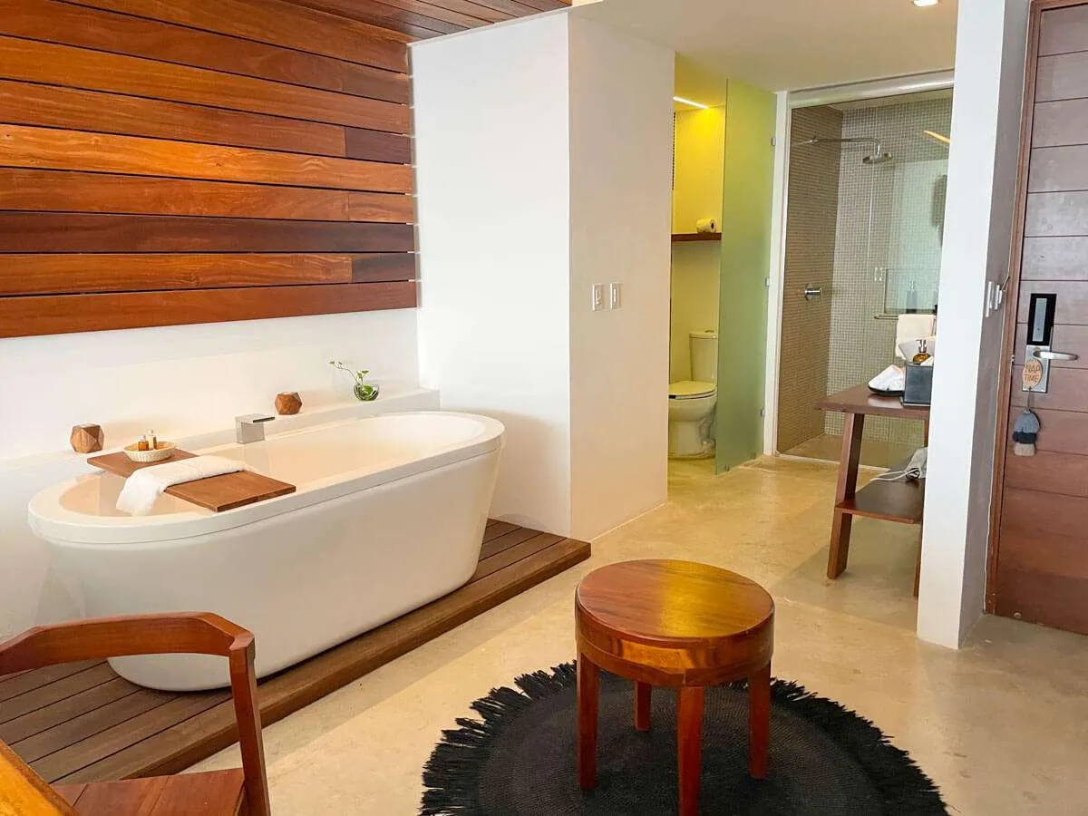 Bathtub and Bathroom of Junior Suite Grand at Hotel B Unique Cozumel