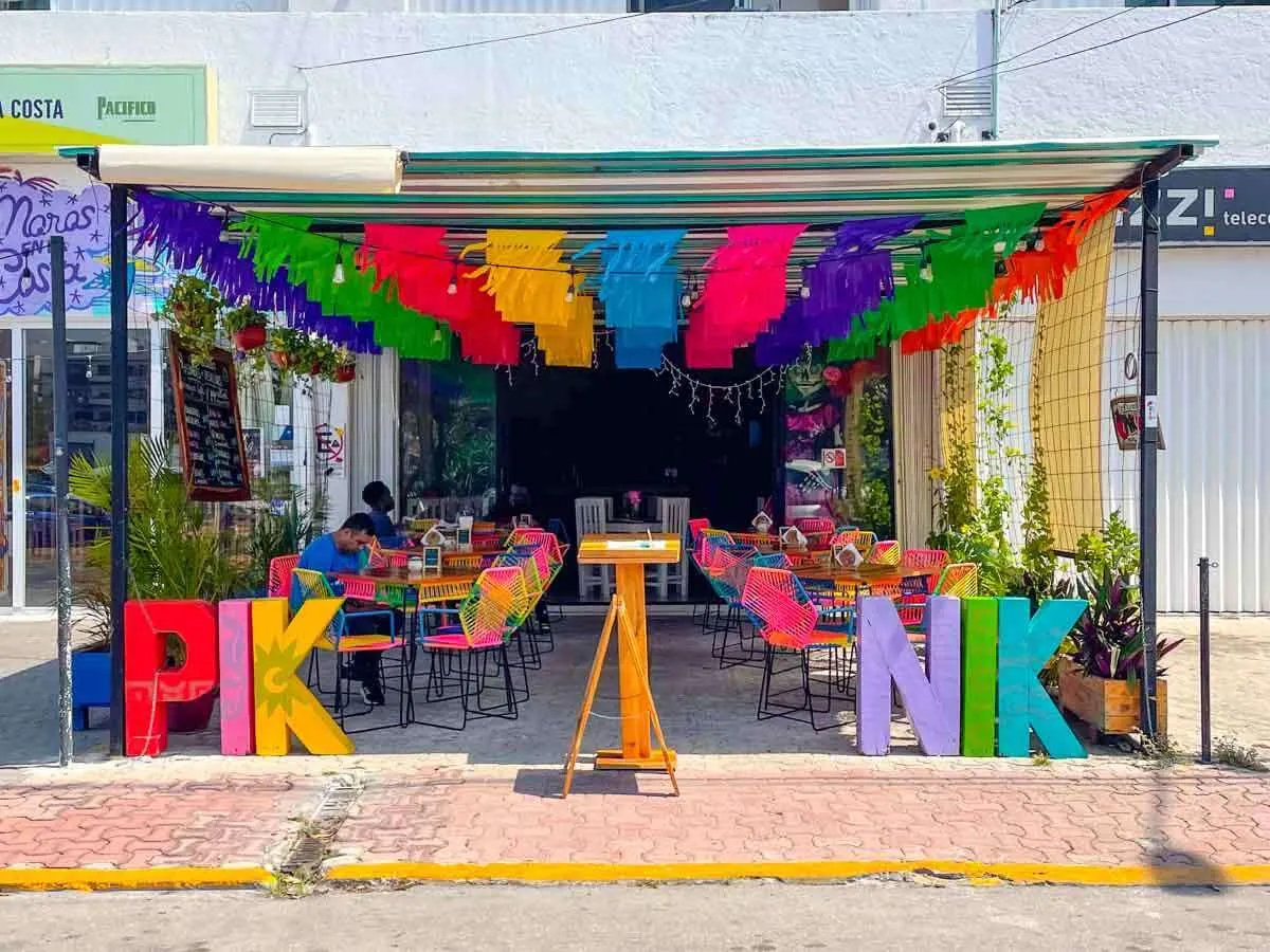 People dining outside at Piknik Restaurant Playa del Carmen