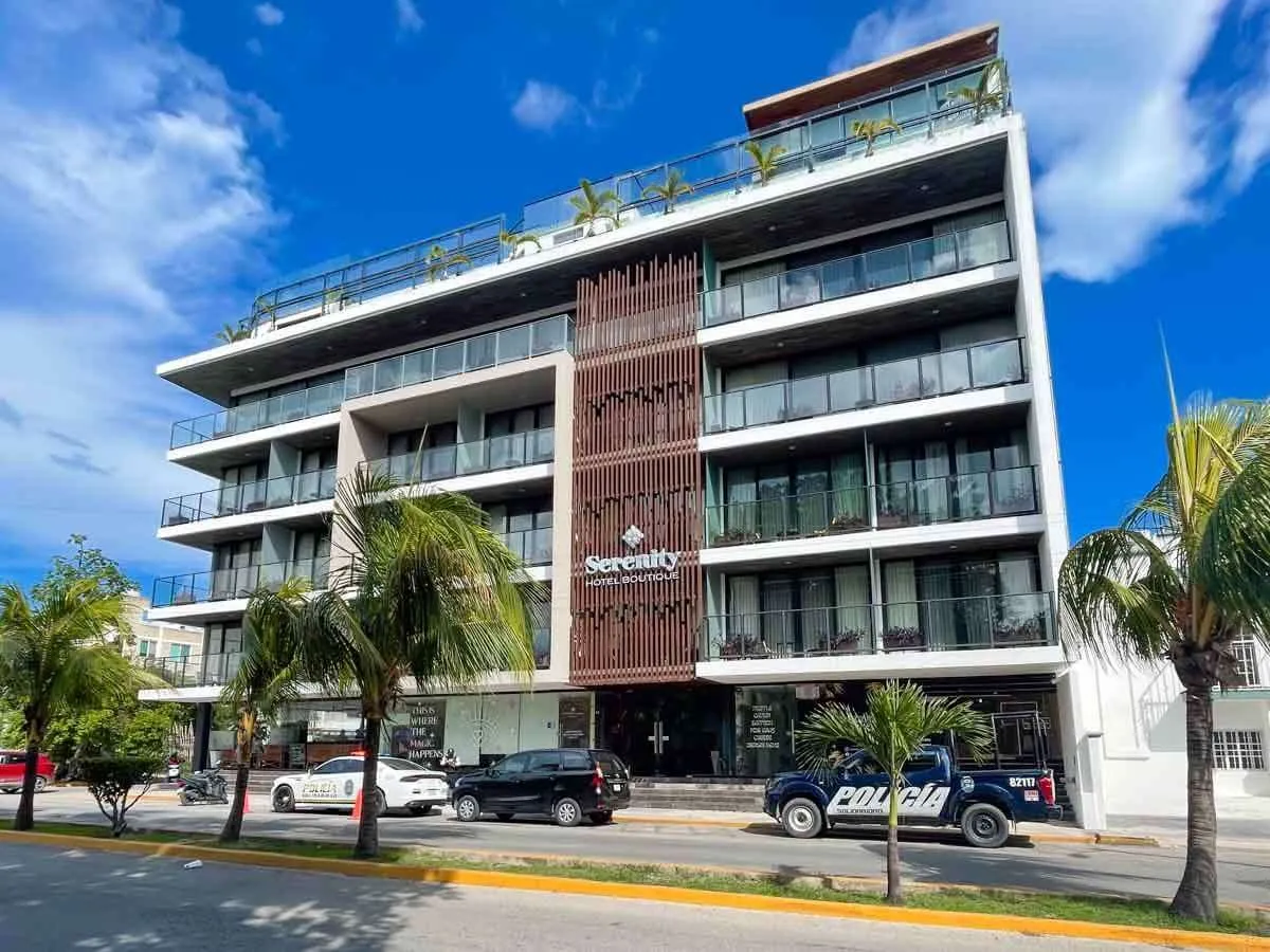 A view of Serenity Hotel Boutique Playa del Carmen building from the street