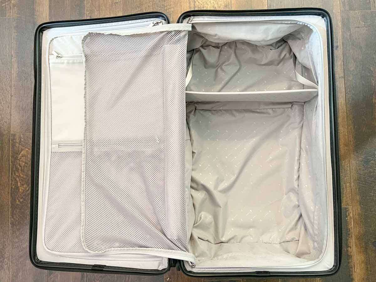 A view of the Inside (Right) of the Level8 Voyageur 28" Checked Luggage with a retractable layered partition
