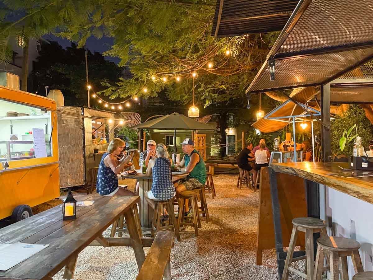 People dining at Gourmet Park Playa del Carmen surrounded by food trucks