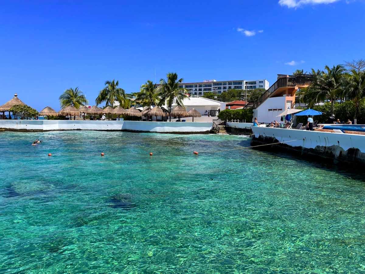 Clear turquoise water next to the coastline in Cozumel Mexico